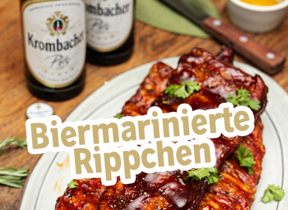 Zwei Biermarinierte Rippchen liegen längs auf einem Teller.