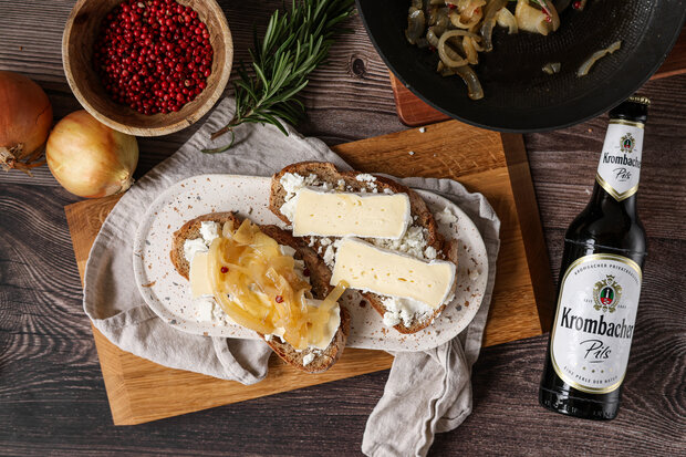 Die Brote werden mit den Bierzwiebeln belegt.