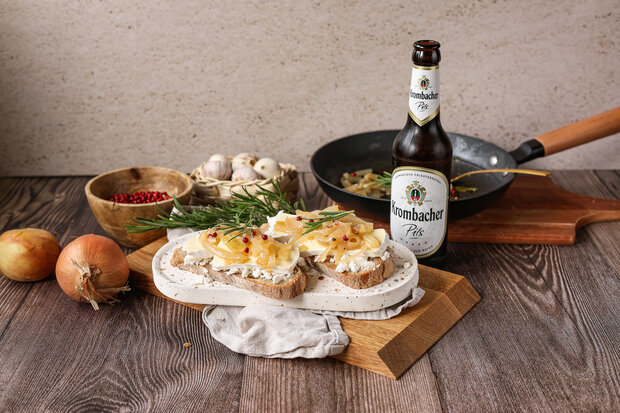 Die fertige weihnachtliche bruschetta angerichtet auf einem Holzbrett.