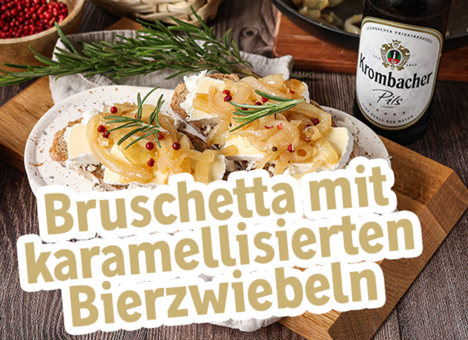 Die fertige weihnachtliche bruschetta angerichtet auf einem Holzbrett.