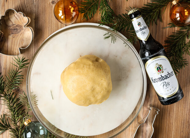 Der rundgeformte Teig liegt auf dem Teller.