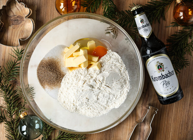 Die Zutaten für den Teig liegen in einer durchsichtigen Schüssel.