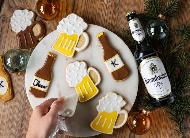Butterplätzchen mit Biermotiven liegen auf einem Teller.