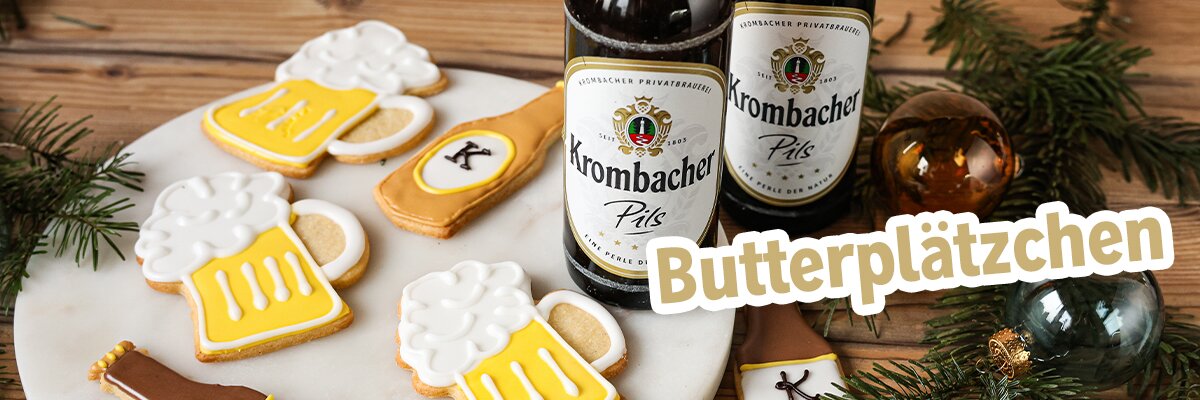 Butterplätzchen mit Biermotiven liegen auf einem Porzelanteller.