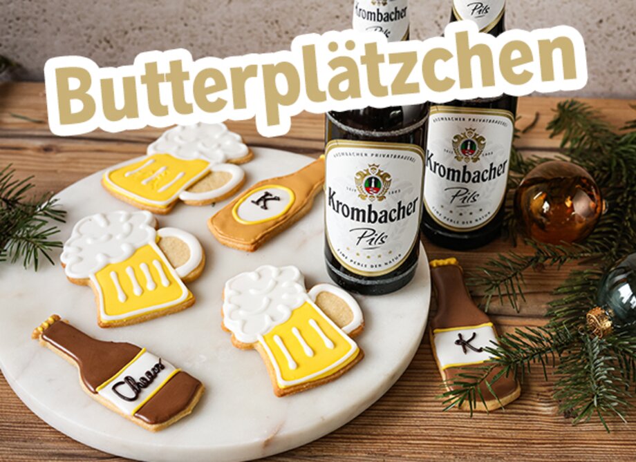Butterplätzchen mit Biermotiven liegen auf einem Porzelanteller.