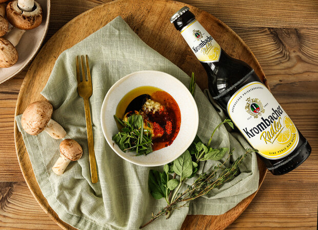 Ein Schälchen mit Gewürzen, darunter ein Tischtuch und ein Holzbrettchen.