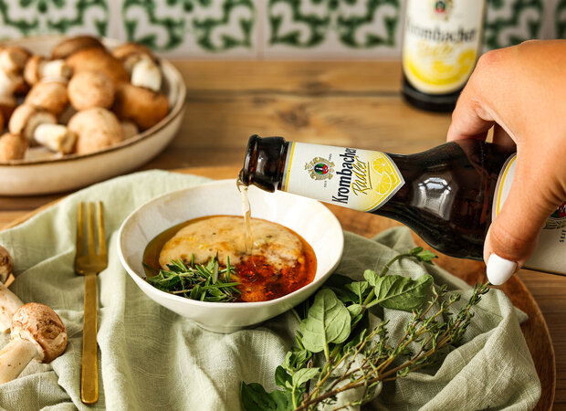 Krombacher Radler wird in ein Schälchen mit Gewürzen geschüttet.