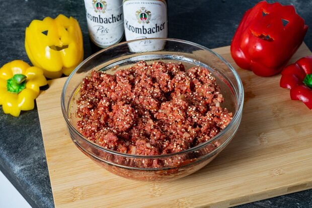 Gesalzenes Hackfleisch liegt in einer Schüssel.