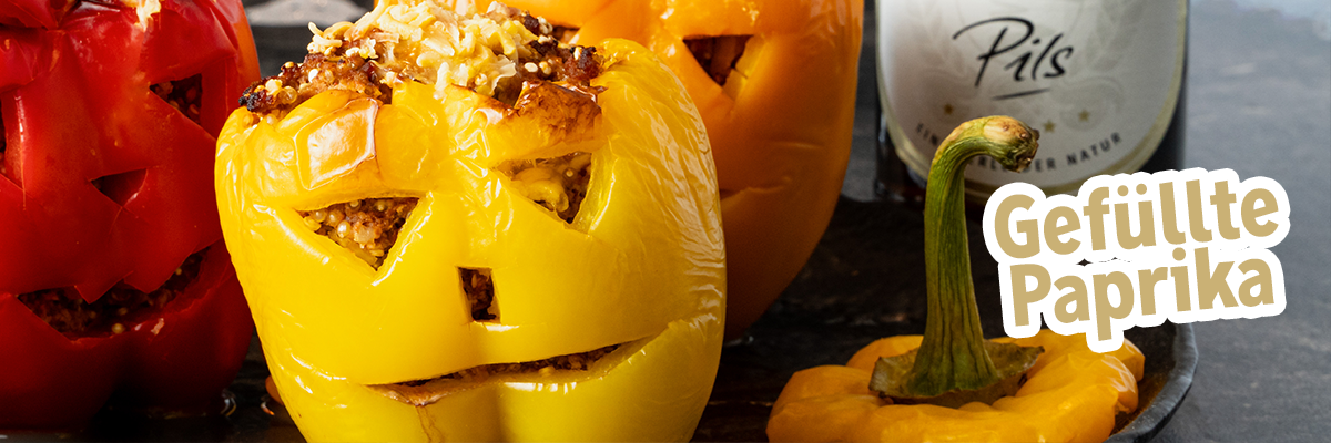 Gefüllte Paprika liegen auf einem Teller.