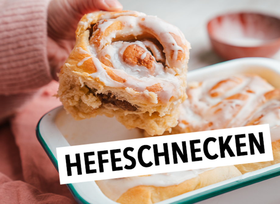 Hefeschnecken in einer weiß türkisen Backform.