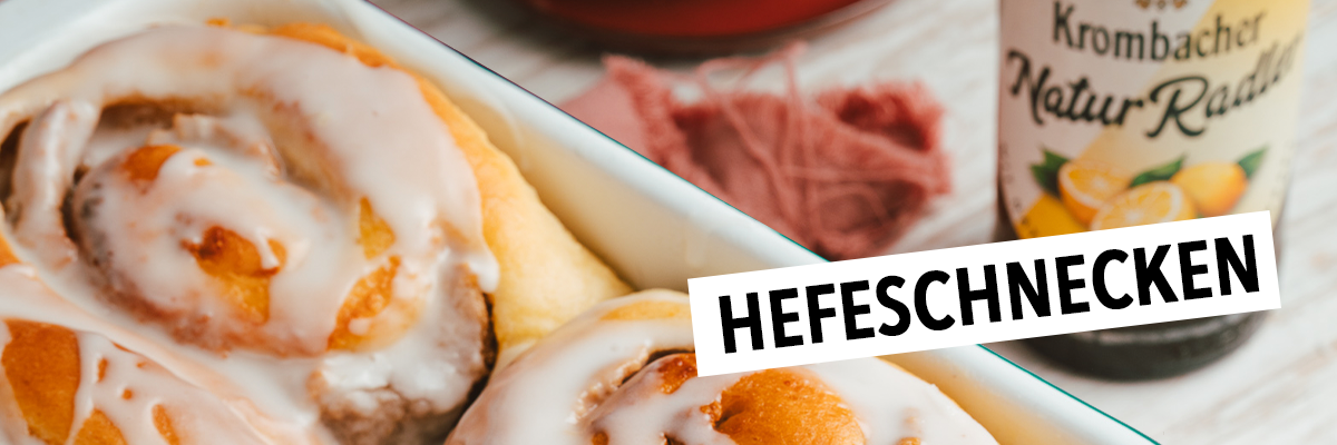 Hefeschnecken in einer weiß türkisen Backform.