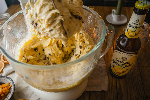 Der fertige Teig wird mit Rosinen verfeinert.