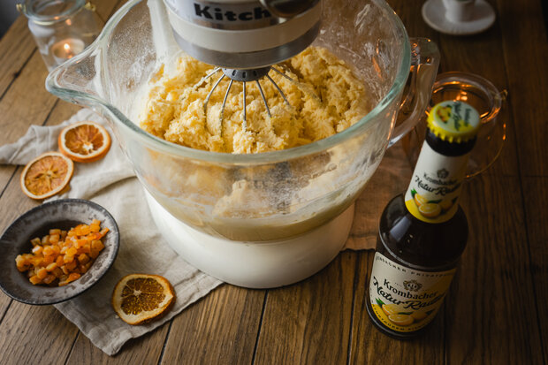 Der fertig gerührte Teig steht in einer Rührschüssel.