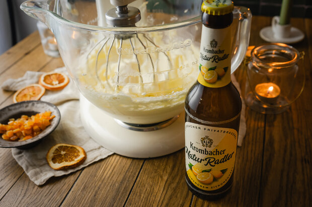 In einer Rührschüssel wird der Teig angerührt.