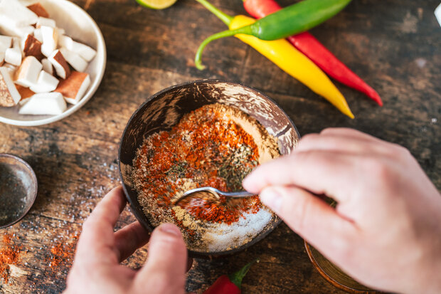 In einer Schale wird die Gewürzmischung umgerührt.