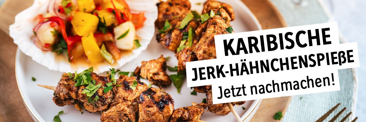 selbstgemachte Karibische Jerk - Hähnchenspieße auf einem Teller.