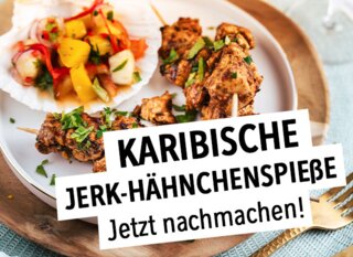 Karibische Jerk - Hähnchenspieße auf einem Teller.