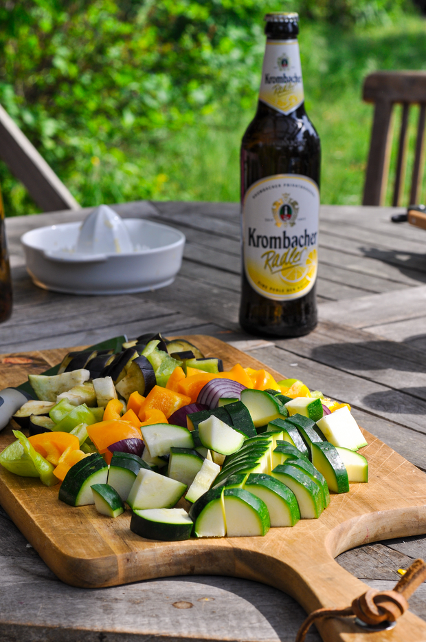 Das Gemüse liegt geschnitten auf einem Holzbrett.