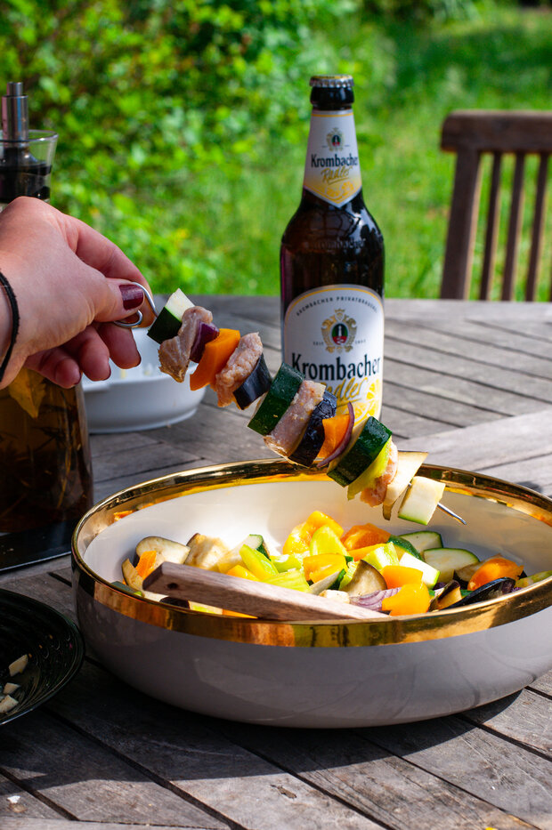 Der Spieß wird abwechselnd mit Lachs und Gemüse bestückt.