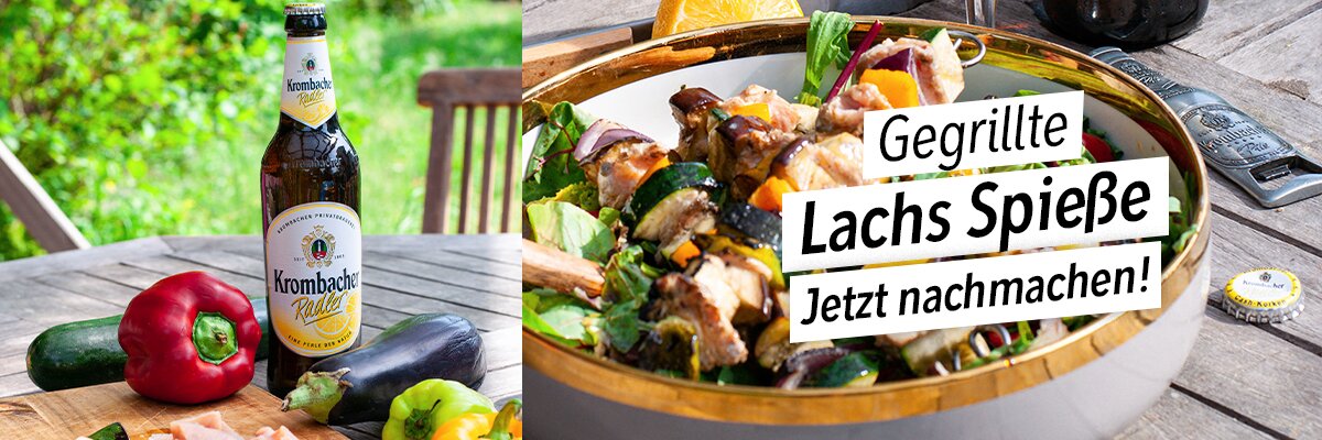 Ein selbstgemachter gegrillter Lachsspieß mit einem Krombacher Radler daneben.
