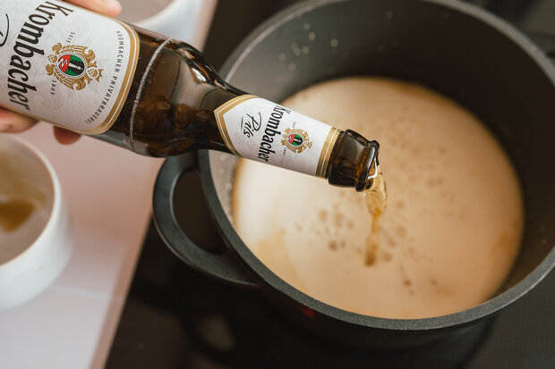 Bier wird zum Teig hinzugefügt.