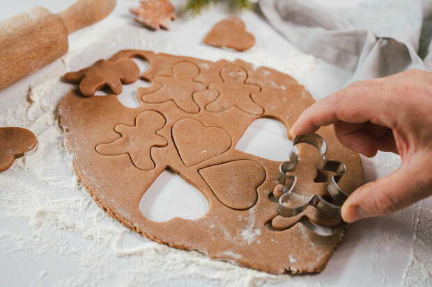 Der Teig wird mit unterschiedlichen Formen ausgestochen.