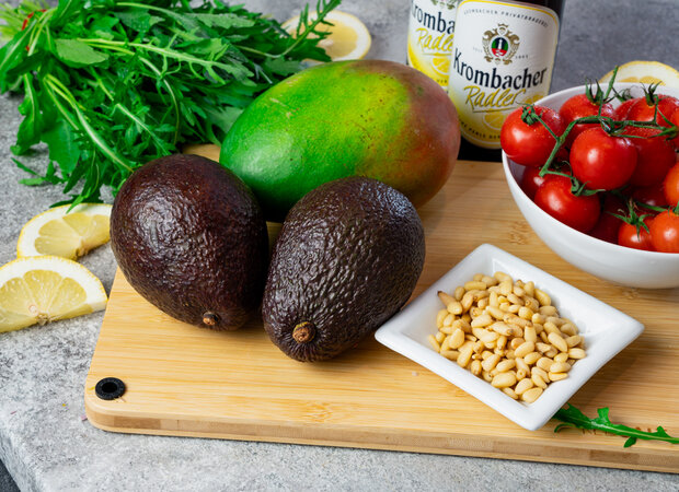 Gemüse und Früchte liegen auf einem Holzbrett.
