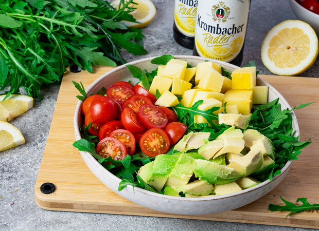 Ein Selbstgemachter Salat mit Tomaten und Rucola in einer Schüssel.
