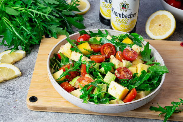 Ein Selbstgemachter Salat mit Tomaten und Rucola in einer Schüssel.