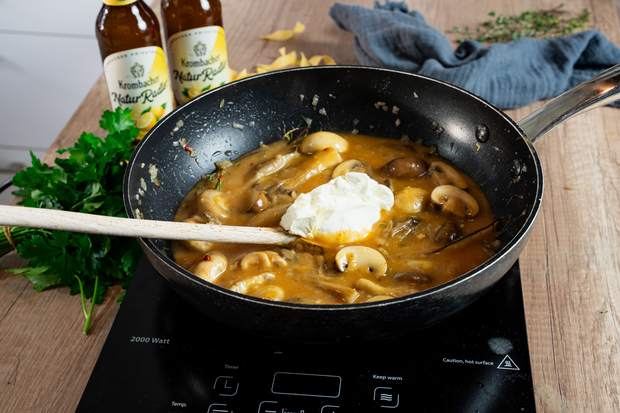 In die Pilzpfanne wird Mehlschwitze geschoben.