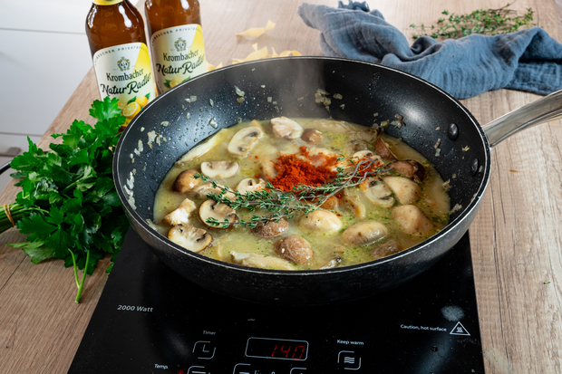 In der Pilzpfanne liegen Gewürze und Kräuter.