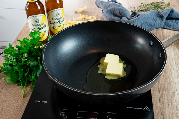 Butter wird in einer Pfanne angebraten.