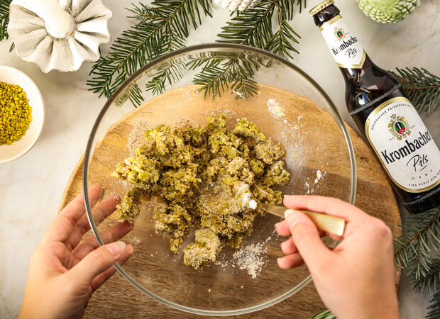 Ein Esslöffel liegt in der Teigmasse.