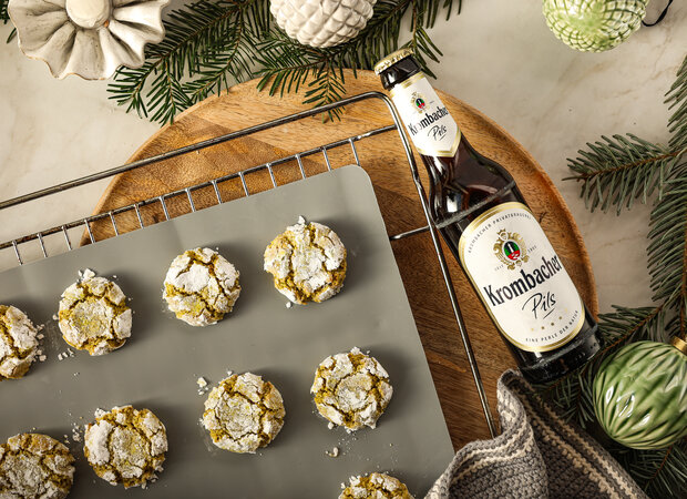 Fertige Pistazienplätzchen in einem Backblech.