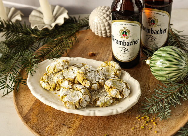 Fertige Pistazienplätzchen in einer silbernen Schale.