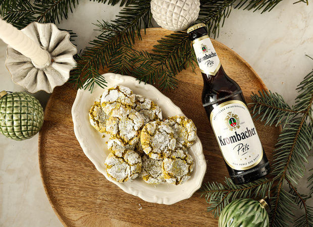 Fertige Pistazienplätzchen in einer silbernen Schale.