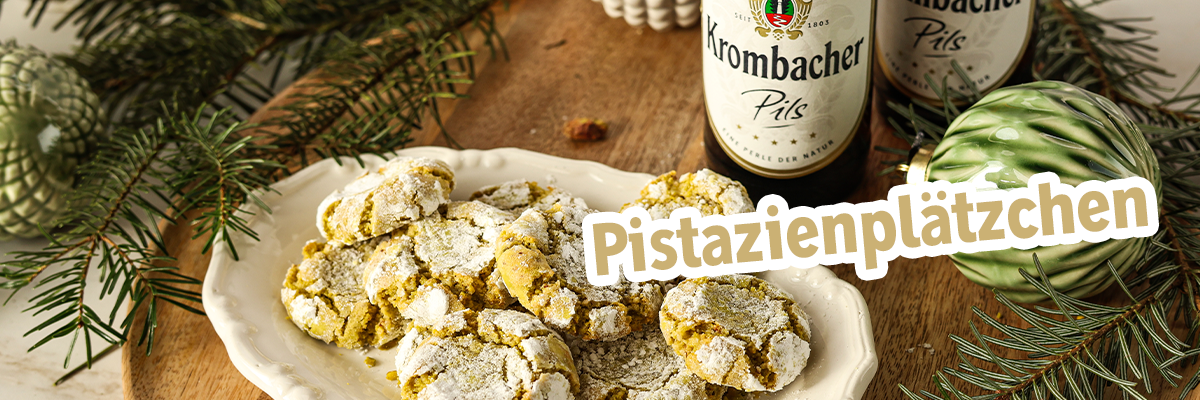 Fertige Pistazienplätzchen in einer silbernen Schale.