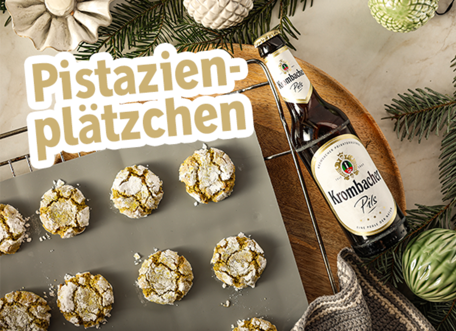 Fertige Pistazienplätzchen auf einem Backblech.