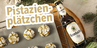 Fertige Pistazienplätzchen auf einem Backblech.
