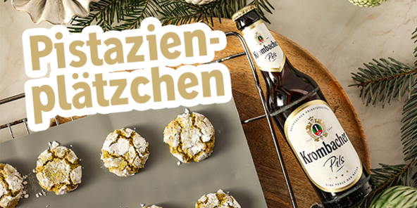 Fertige Pistazienplätzchen auf einem Backblech.