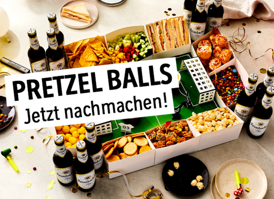 Selbstgemachte Pretzel-Balls mit einem Snack-Stadion im HIntergrund.