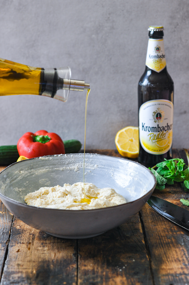 Zum Pfannenbrotteig wird Olivenöl hinzugefügt. 