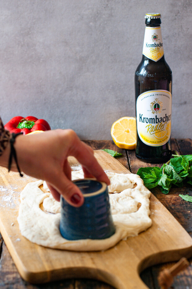 Der Pfannenbrotteig wird in einzelne Bälle augestochen.