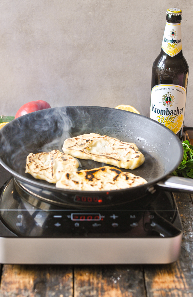 Die Pfannenbrote werden in der Pfanne gebacken.