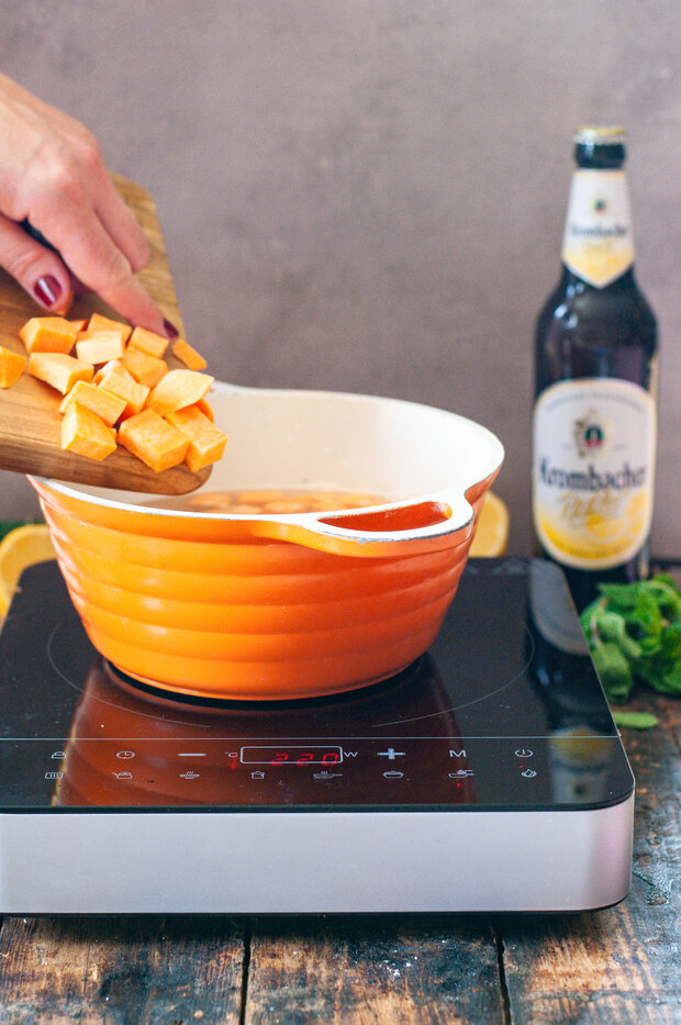 Die Süßkartoffelwürfel werden in salzigem Wasser gekocht.