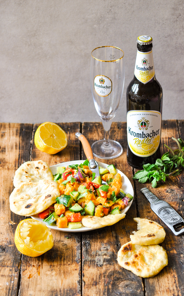 Ein orientalischer Süßkartoffelsalat mit Pfannenbrot.