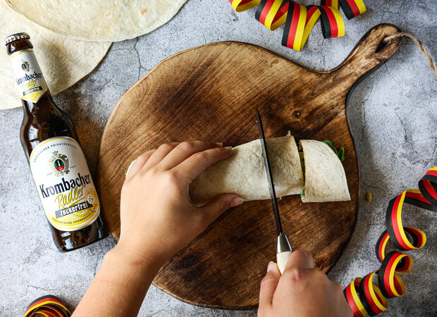 Der eingerollte Wrap wird in kleine Rollen geschnitten.