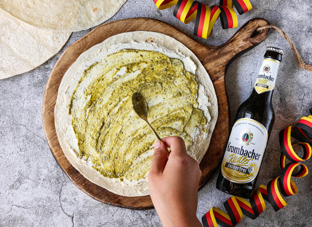 Der Wrap wird mit Pesto bestrichen.