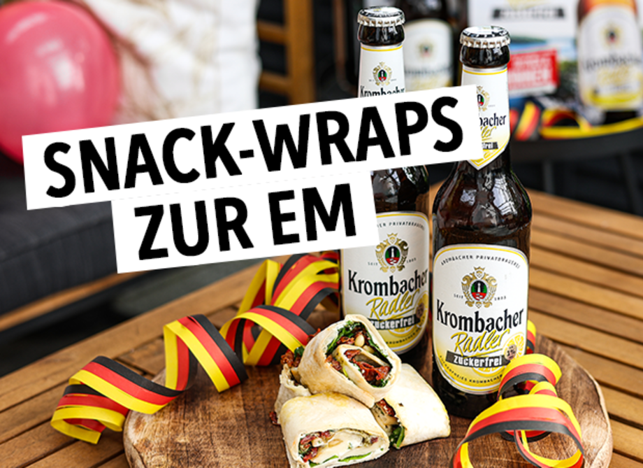 Kleine Snack Wraps auf einer Holzplatte.
