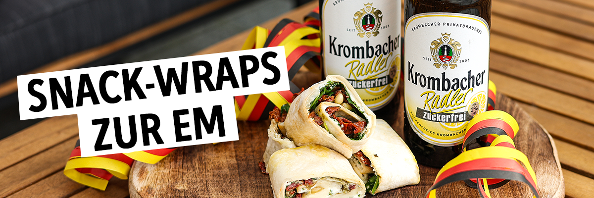Kleine Snack Wraps auf einer Holzplatte.